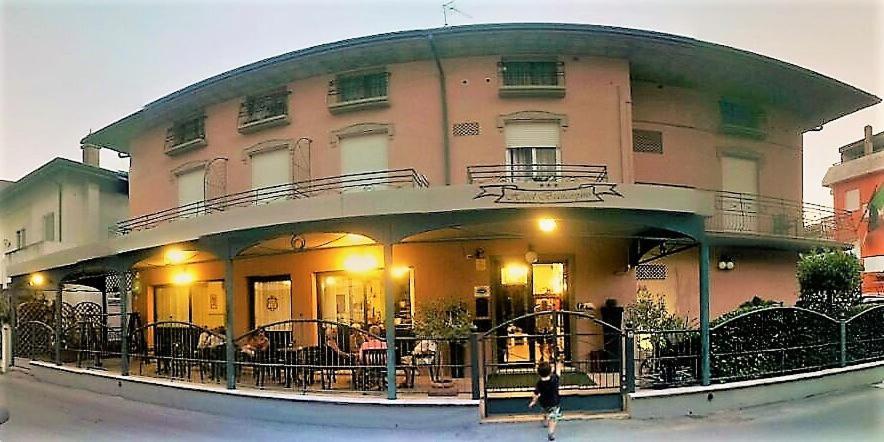 Hotel Biancospino リミニ エクステリア 写真